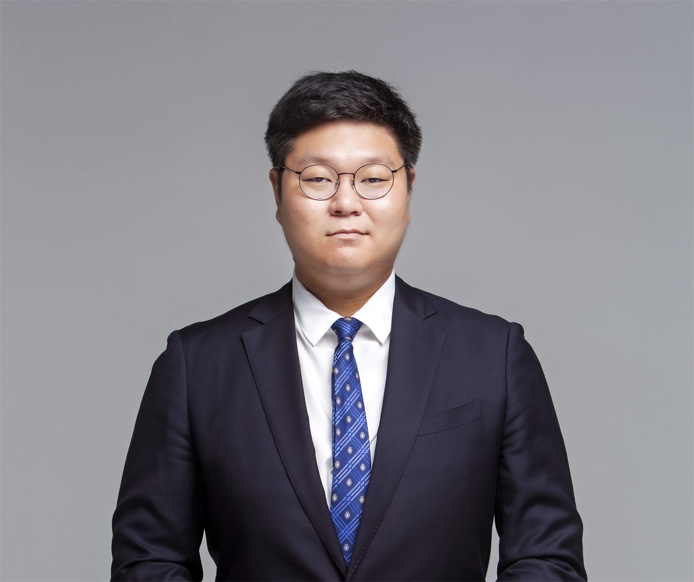 정면을 바라보는 송진형 대표 세무사
