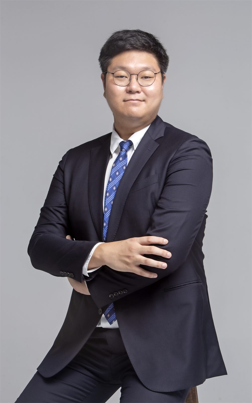 팔짱을 끼고 앉아 있는 송진형 대표 세무사